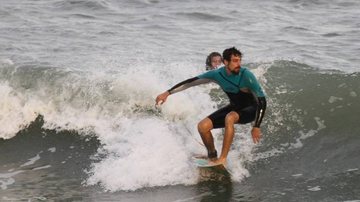 Cauã Reymond surfa em praia no Rio de Janeiro - AgNews/Delson Silva