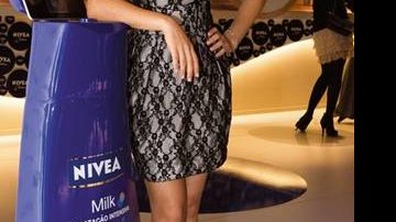 No Lounge NIVEA no Fashion Rio, Bianca Bin e a embalagem comemorativa do centenário da marca. - FABRIZIA GRANATIERI
