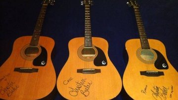 Justin Bieber autografa violões para filhos de Victoria e David Beckham - Reprodução / Twitter