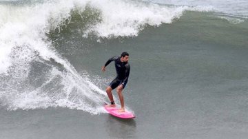 Cauã Reymond surfa na Prainha, Rio de Janeiro - AgNews/Dilson Silva