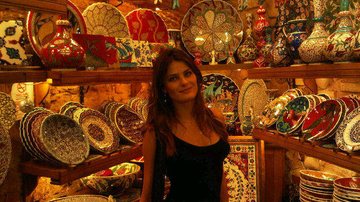 Isabeli Fontana faz compras na Turquia - Reprodução / Twitter