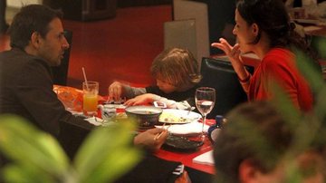 Murilo Rosa janta com a família em shopping carioca - Delson Silva / AgNews