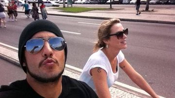 Foto postada no Twitter de Pedro Scooby e Luana Piovani em passeio de bike no Leblon - Reprodução/ Twitter