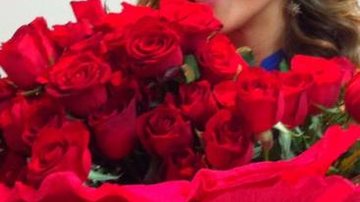 Claudia Leitte e o buquê de rosas - Reprodução