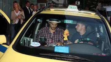 Ashton Kutcher e Luciano Huck gravam quadro 'Vou de Taxi' - Gabriel Reis/AgNews