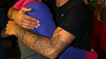 Luana Piovani e Pedro Vianna , que exibe a nova tatuagem 'Lov Lua' no braço - Divulgação/Nike