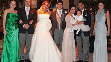 O casal com os padrinhos Fabiana Alvarez e Cássio Reis e Luciele Di Camargo e Denilson, com sua Maria Eduarda, e com a amiga Drica Lopes. - SAMUEL CHAVES/S4 PHOTO PRESS