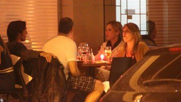 Adriana Esteves e Vladimir Brichta jantam com amigos no Rio - Fausto Candelaria / AgNews
