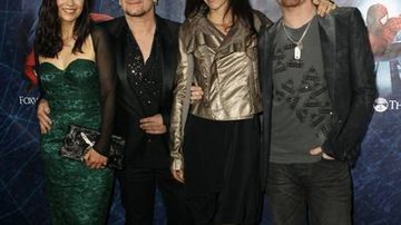 Bono, do U2, e sua esposa Ali Hewson chegam com o Edge, da banda irlandesa, e sua esposa Morleigh Steinberg na estreia de 'Spider-Man: Turn Off The Dark' na Broadway - Jessica Rinaldi/Reuters