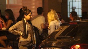Júlia Almeida conversa com amiga em restaurante no Leblon - Fausto Candelaria / AgNews