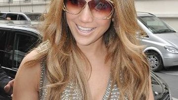 Jennifer Lopez chega ao NRJ Radio nesta terça-feira, 14, em Paris, França - Trago/FilmMagic