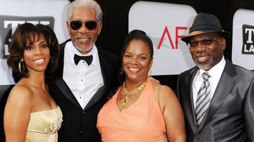 Na chegada ao red carpet do 39º AFI Life Achievement Award, o ator homenageado, Morgan Freeman, entre os filhos Morgana, Deena Adair e Alfonso Freeman. - GETTY IMAGES, REESE WILLIAMS/MGM E VICTORIA SCHIAFINO/ GROSBY GROUP