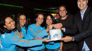 Galãs Caio e Jonatas apoiam nadadoras - JOÃO PASSOS/BRASIL FOTOPRESS