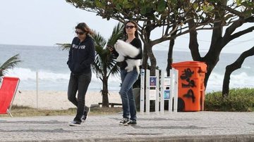 Ísis Valverde passeia ao lado de amiga e com sua cachorra, Vitória, pela Barra - Dilson Silva/AgNews