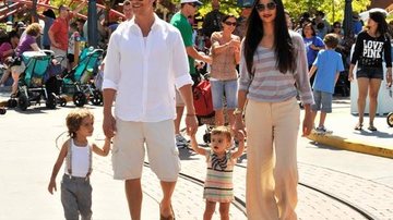Matthew McConaughey e Camila Alves com os filhos na Disney, na Califórnia - Getty Images