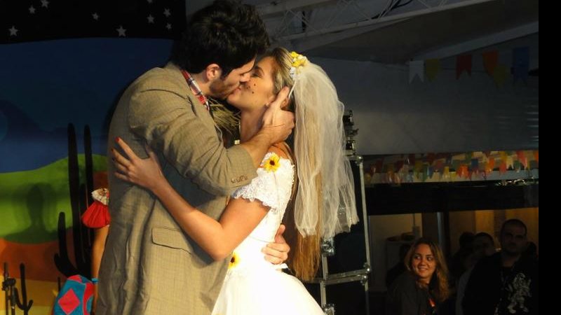 Rodrigão e Adriana casam em festa junina carioca