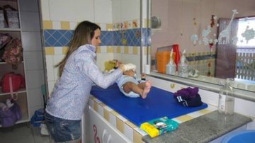 Grávida de seis meses, Fernanda Pontes grava matéria em creche - Reprodução/ Bloglog