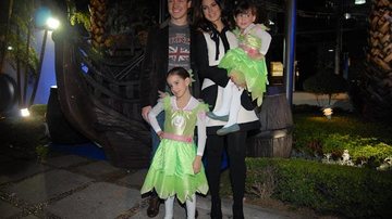 Rodrigo Faro e família no aniversário das filhas
