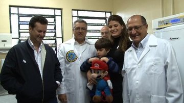 O prefeito Gilberto Kassab, o ministro Alexandre Padilha, a modelo Isabeli Fontana com o filho Lucas, e o governador Geraldo Alckmin - Reprodução