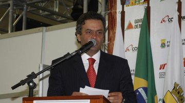 O senador de Minas Aécio Neves fraturou costelas e a clavícula direita ao cair do cavalo - Arquivo