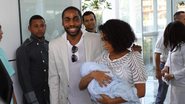 Taís Araújo e Lázaro Ramos deixam a maternidade com o pequeno João Vicente - AgNews