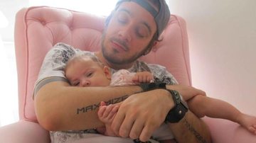 Max Porto posa com a filhota Luna - Reprodução Twitter