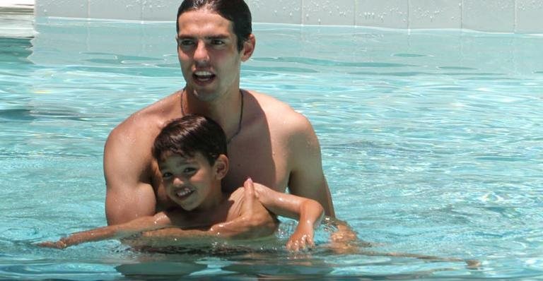 Kaká com o filho Luca em hotel de Miami - Grosby Group