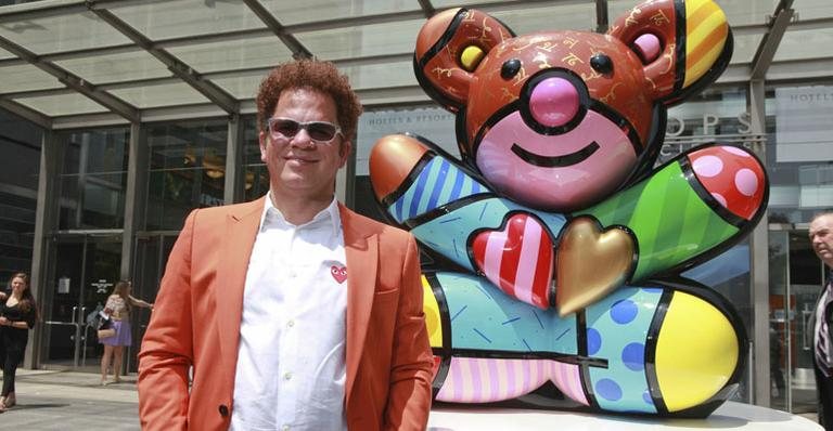 Romero Britto inaugura a estátua Best Buddies Friendship Bear em NY - PRNewsFoto/Romero Britto