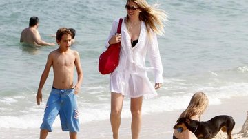Susana Werner brinca com os filhos na praia - Delson Silva/ AgNews