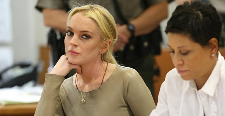 Lindsay Lohan em tribunal ao lado da advogada, Shawn Holley - Getty Images