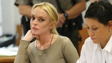 Lindsay Lohan em tribunal ao lado da advogada, Shawn Holley - Getty Images