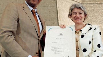 Com a diretora-geral da Unesco, Irina Bokova, Forest exibe cheio de orgulho o documento que oficializa seu novo papel: o ator quer atuar em áreas de conflito. - AMÉRICO MARIANO E REUTERS
