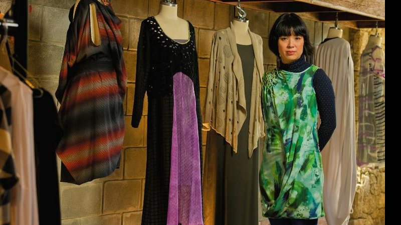 Em sua loja na Vila Madalena, SP, a designer fala de sua trajetória, iniciada na faculdade de Administração de Empresas, até se encantar pelo mundo fashion. - MARTIN GURFEIN