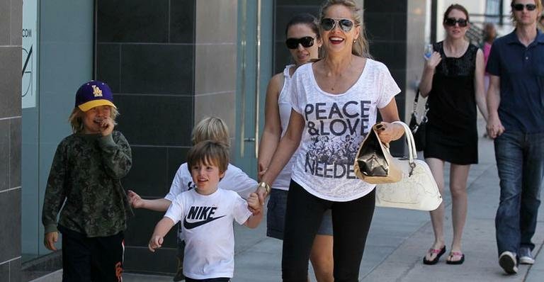 Sharon Stone passeia com os filhos pela Califórnia - GrosbyGroup