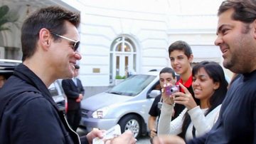Jim Carrey na entrada do hotel do Copacabana Palace, onde atendeu seus fãs - Gabriel Reis e Delson Silva / AgNews