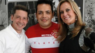 O ator Flávio Guarnieri, o apresentador Marcelo Bandeira e a modelo e apresentadora Helô Pinheiro se encontram em sala vip na TV Gazeta, em São Paulo. - ANTONIO RAMON, CAROLINA MIRANDA