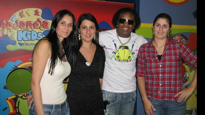 Claudinho do Negritude Jr. é recebido por Joyce Figueiredo, Paula Faria e Cristiane Saraiva em bufê infantil, em São Paulo. - ANTONIO RAMON, CAROLINA MIRANDA