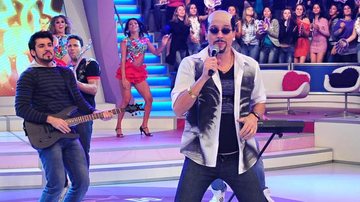 Rodrigo Faro imita o grupo Roupa Nova - Antonio Chahestian/Divulgação Record