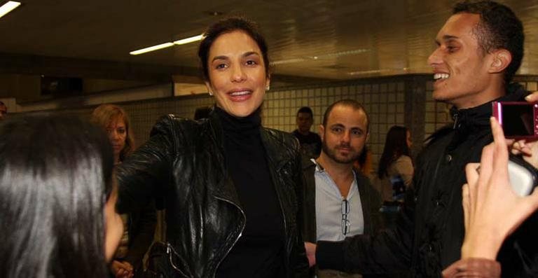 Ivete Sangalo atende fãs no Aeroporto de Guarulhos - Orlando oliveira / AgNews