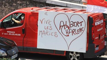 Carro celebrando a união do Príncipe Albert II e Charlene Wittstock pode ser visto nas ruas de Mônaco nesta sexta-feira, 1º - Getty Images