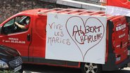 Carro celebrando a união do Príncipe Albert II e Charlene Wittstock pode ser visto nas ruas de Mônaco nesta sexta-feira, 1º - Getty Images