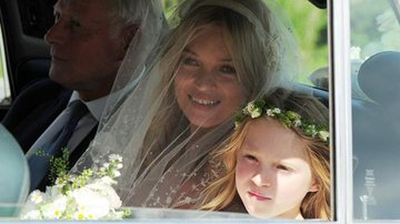 Kate Moss é fotografada chegando na sua cerimônia de casamento - GrosbyGroup