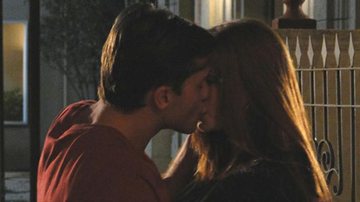 Guilherme e Alice se beijam - Reprodução/Site Morde & Assopra