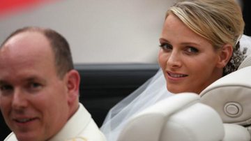 Charlene Wittstock e Príncipe Albert II em cortejo por Mônaco após cerimônia religiosa de casamento - Getty Images