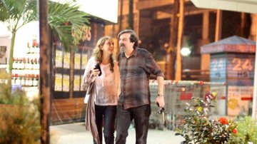 Betty Gofman em passeio com o marido Hugo Barreto nas ruas do Leblon - Fausto Candelaria / AgNews