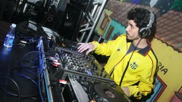 Pedro Neschling ataca de DJ em arraiá - Raphael Mesquita / Photo Rio News