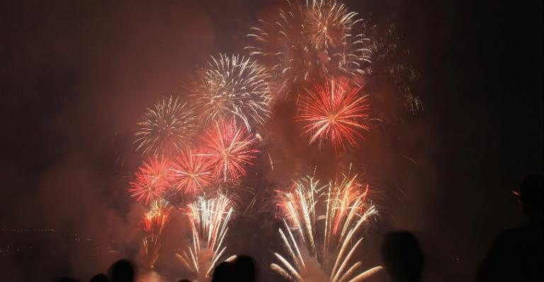 Fogos de artifício marcam início das festividades da cerimônia religiosa do casamento real de Mônaco - Getty Images