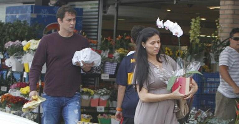 Marcelo Antony vai ao supermercado com a mulher, Carolina Hollinger Villar, uma semana após seu casamento - Delson Silva / AgNews