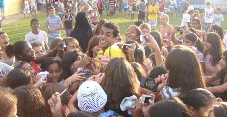 Marcello Melo Jr. é cercado pelas fãs em partida de futebol beneficente - Marcos Latino / Photo Rio News