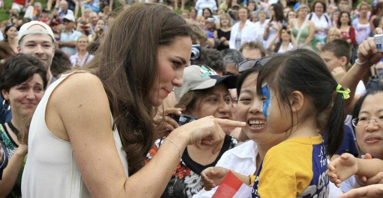 Kate Middleton cumprimenta criança no Canadá - Reuters